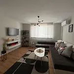 Апартамент Goldy With Private Garden Бургас