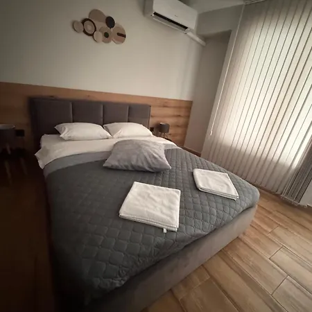 Goldy With Private Garden Apartman *