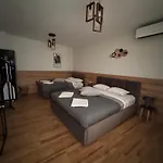 Goldy With Private Garden Апартаменты