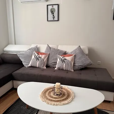 Goldy With Private Garden Apartament
