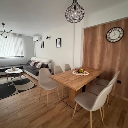 Goldy With Private Garden Apartament